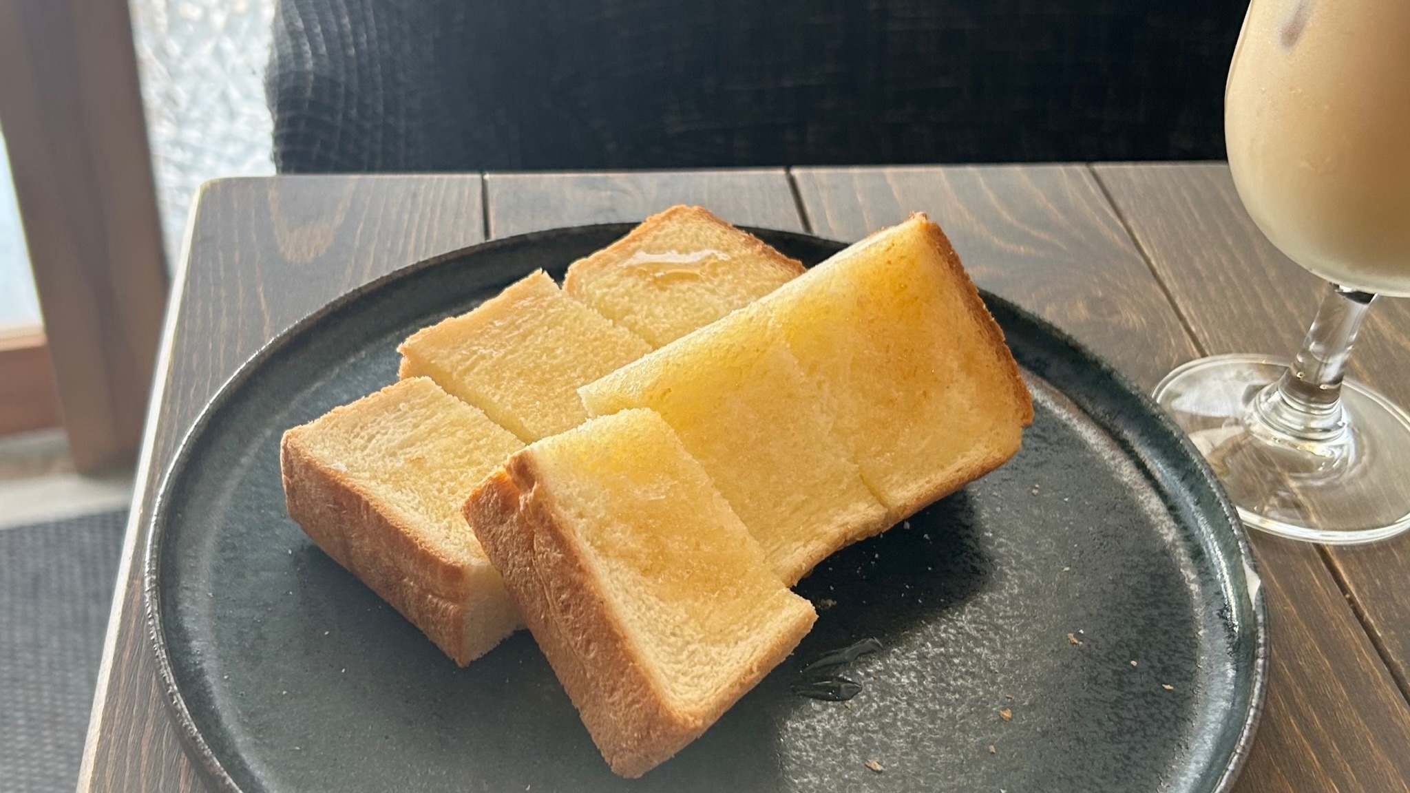 無添加食パンの厚切りトースト(はちみつバター)
